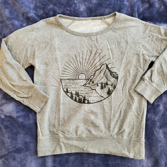 Modcloth Tops - Modcloth 🏞 mountain view sweatshirt sz M